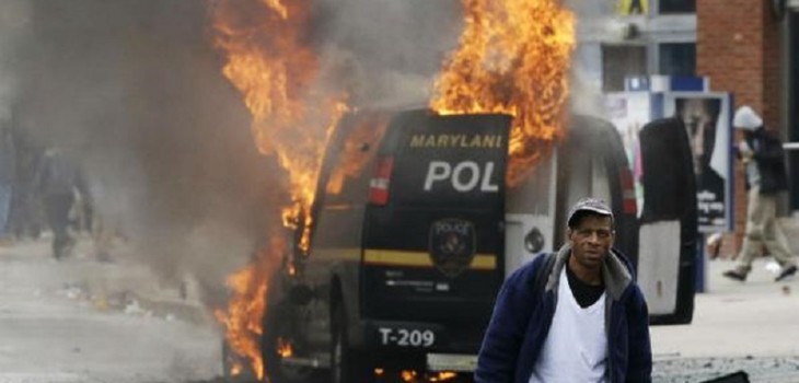 Ayer fueron los mártires de Chicago, hoy asesinan a los proletarios de color… ¡VIVA LA LUCHA DE LA JUVENTUD EXPLOTADA Y OPRIMIDA DE LOS EEUU! ¡Basta de persecución y asesinato al proletariado negro norteamericano!