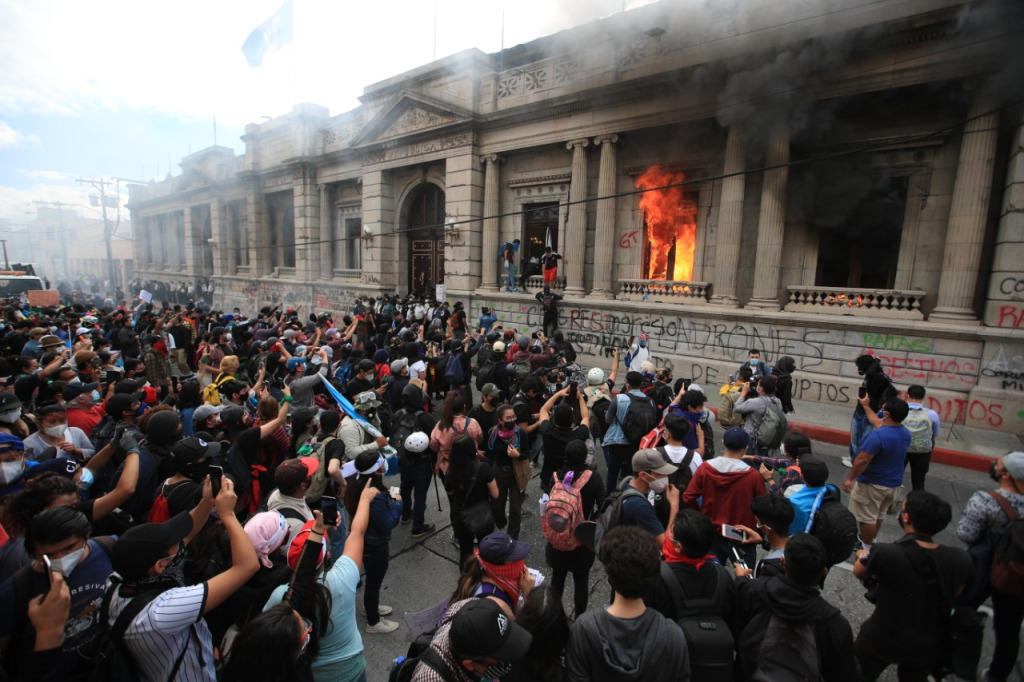 GUATEMALA:¡QUE ARDA EL CONGRESO Y TODO EL GOBIERNO!