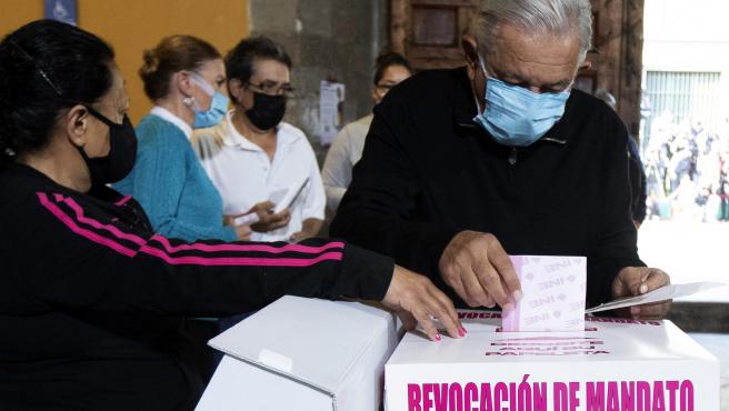 La falsa democracia para sostener al gobierno burgués de AMLO