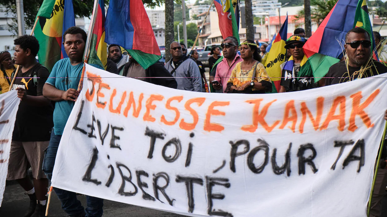 ¡VIVA KANAKY LIBRE! ¡ABAJO EL IMPERIALISMO FRANCÉS!