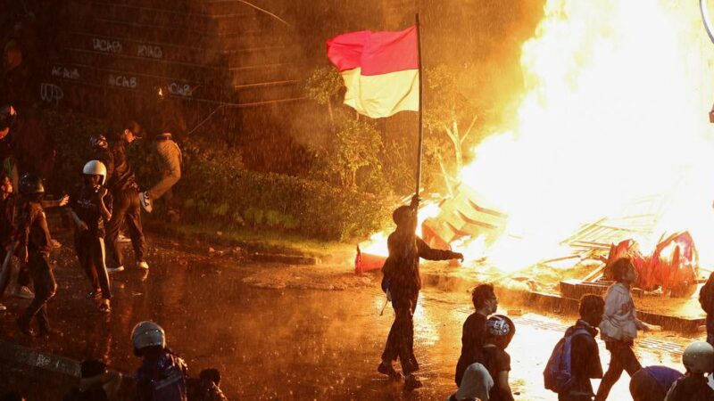 Arden las calles y los parlamentos en Indonesia