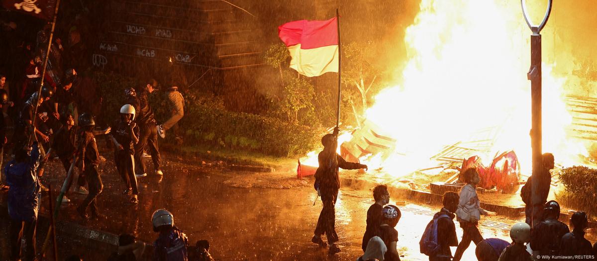 Arden las calles y los parlamentos en Indonesia